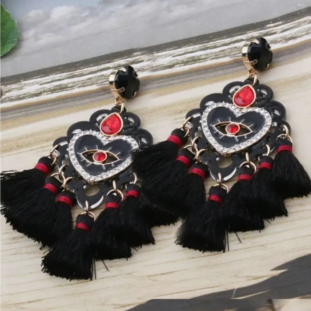 NWOT Rhinestone Eyeball Heart Earrings